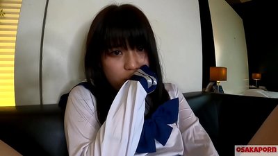 Ọmọbirin ara ilu Japan 18 ọdun 18 pẹlu awọn omu kekere squirts ati orgasms pẹlu ika ika ati ibalopo isere. Arabinrin Asia ni aṣọ ere Cosplay ile-iwe yoo fun awọn apanirun ni fidio magbowo. Mao 7 OSAKAPORN.